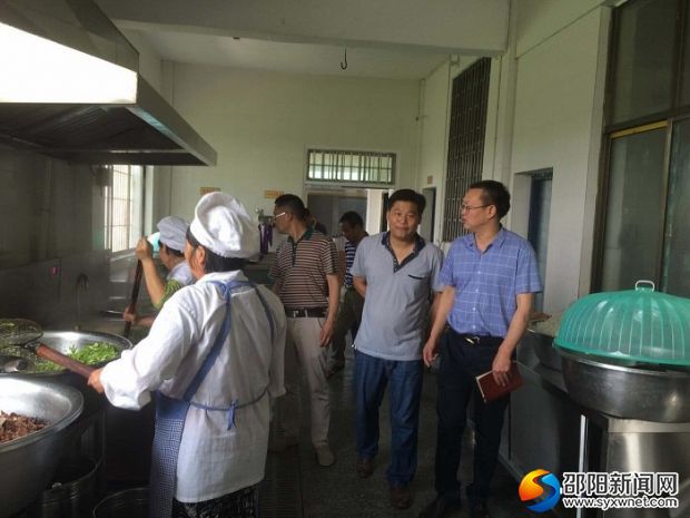 检查组在罗白九年制义务学校督查学生食堂饮食卫生安全