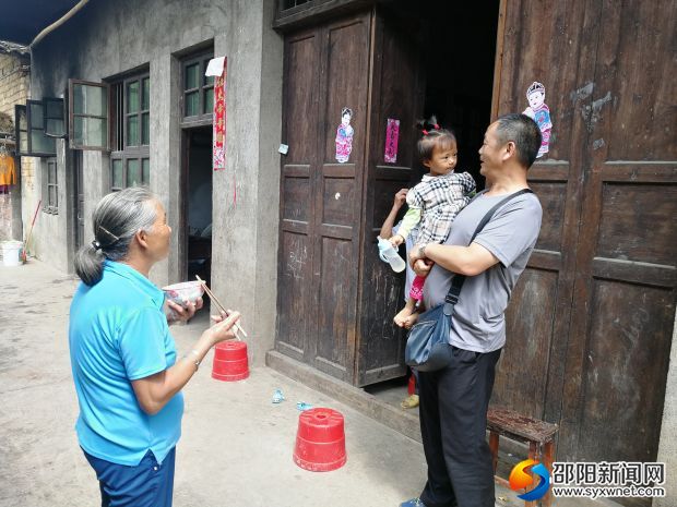 帮扶干部正在贫困户家中与贫困户拉家常