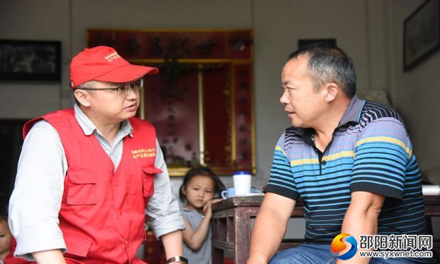 公司总经理与村支二委商议脱贫措施