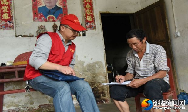 入户走访贫困户