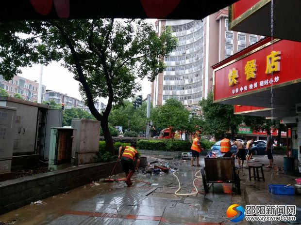 清理街道杂物(双清区陶家冲路段)2