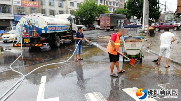冲洗城市道路