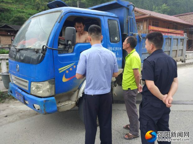 工作人员向驾驶员宣教道路交通安全