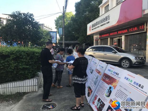 寸石镇禁毒协会会长陈志国为过往群众讲解禁毒知识