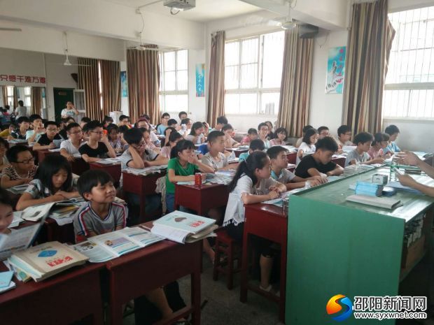 学生在认真听讲