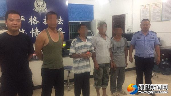 图为交警抓获四名网上在逃人员