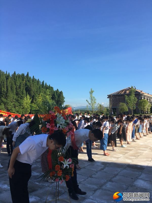 隆回县2017、2018年新录用公务员集体向纪念碑鞠躬