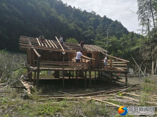6月27日，金童山国家自然保护区一处违规山羊养殖场自行拆除羊场栏舍。