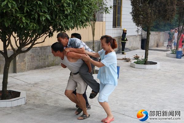迅速组织老人疏散撤离