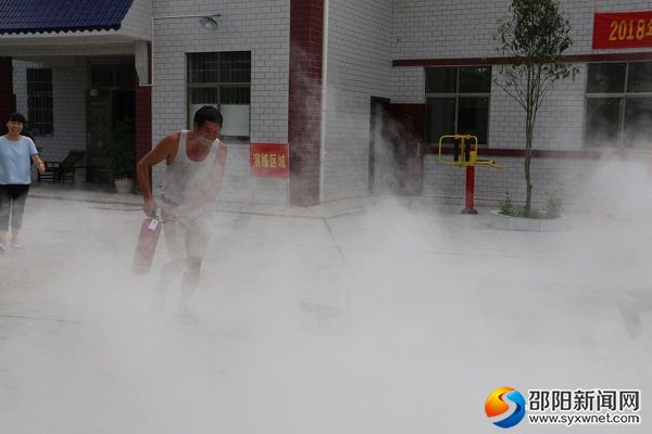 现场使用灭火器进行火灾扑救