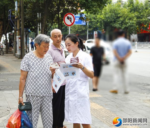 向市民宣传中医知识。