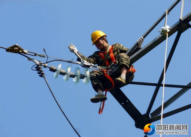 工作人员进行线路消缺作业