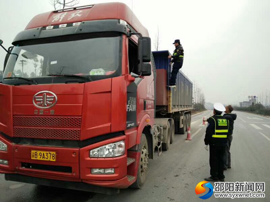 图为联合执法组检查过境车辆