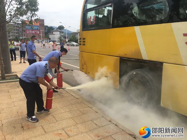 现场处置组对车辆进行灭火