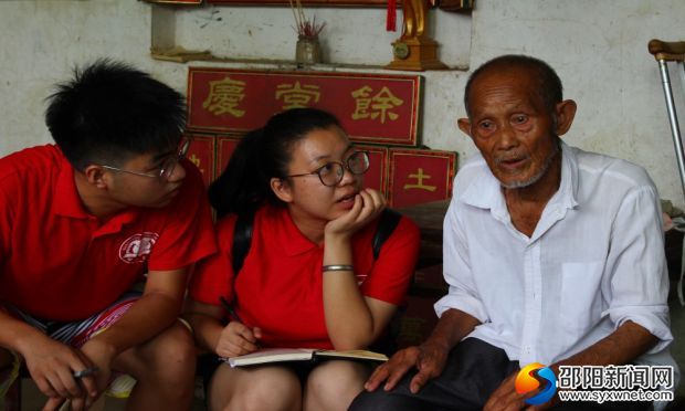 志愿者听伍爷爷讲抗战故事