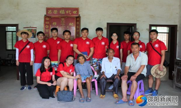 志愿者们在伍爷爷家中合影留念
