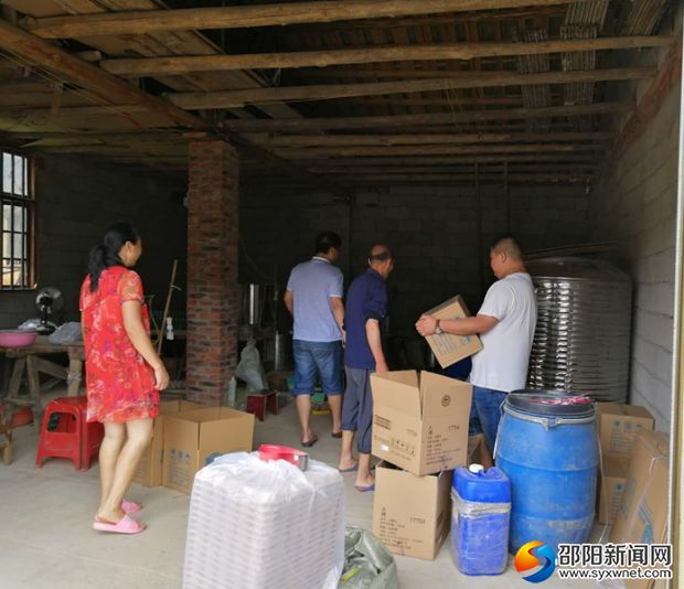 两市塘所查封&ldquo;六神&rdquo;花露水黑窝点_副本