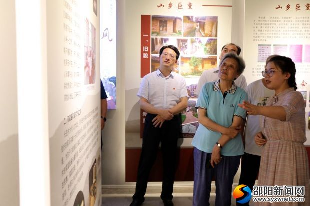 省关工委副主任高锦屏一行在邵阳市青少年励志教育基地展览室参观_副本