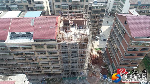 图为航拍违建现场