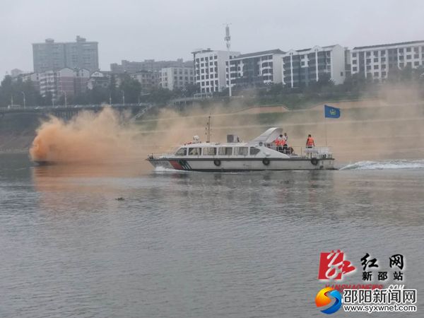 救援队伍火速赶往事故现场_副本
