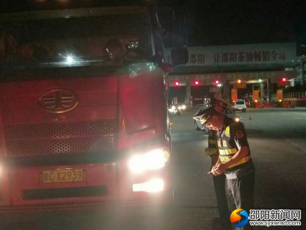 图为联合治超执法人员在检查货运司机有效证件