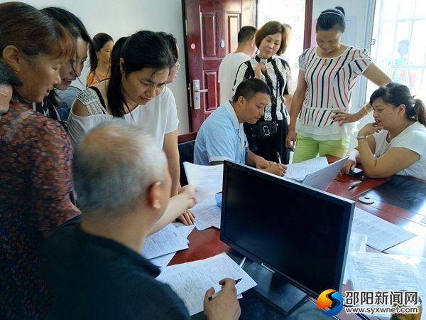 图为献血登记现场