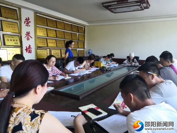 入党发展对象培训班在集中学习