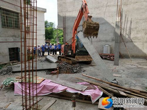 拆除违法建设现场