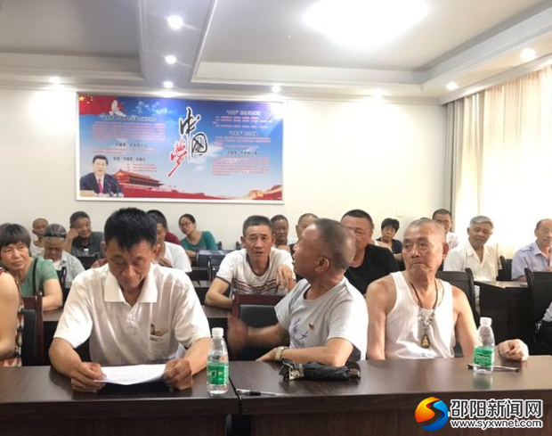 洪塘社区第一党支部专题组织生活现场图片。