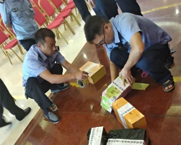 执法人员对涉嫌违法销售产品进行封存
