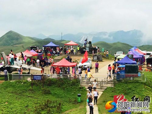 高山红哨游人如织