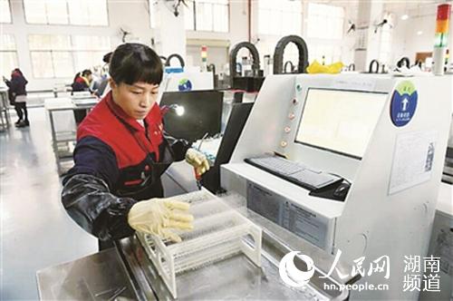 群辉光电科技工人正在加工玻璃钢化膜