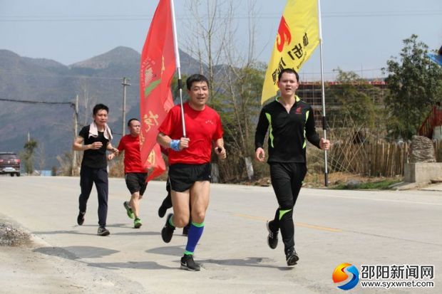 图为队员奔跑在乡间路上