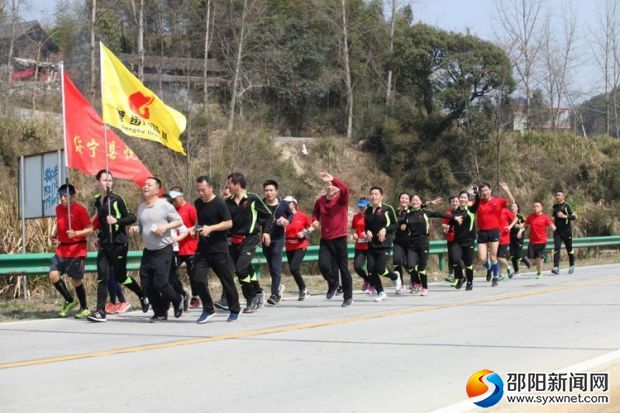 图为好绥宁跑步爱好者交流