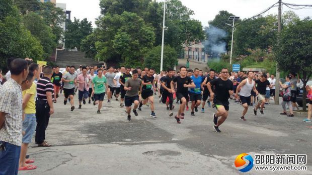 图为运动员出发瞬间