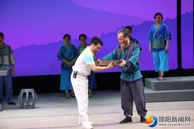 石九爷将祖传图纸交给包满意
