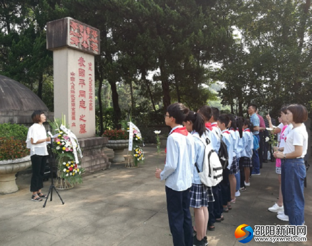 师生缅怀袁国平烈士