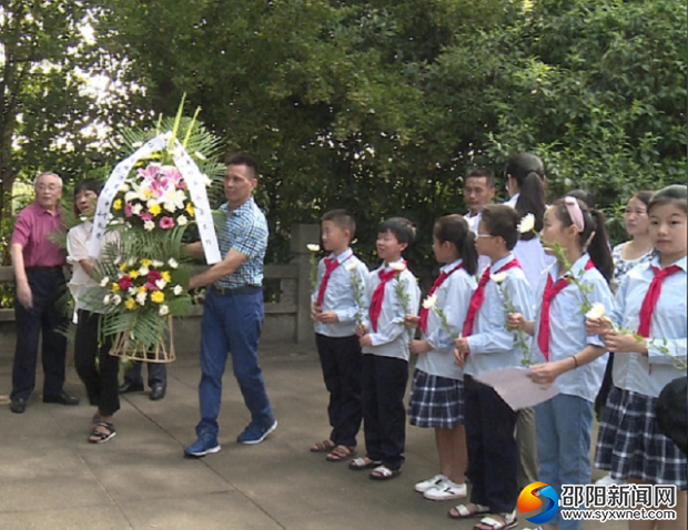 师生代表敬献花篮