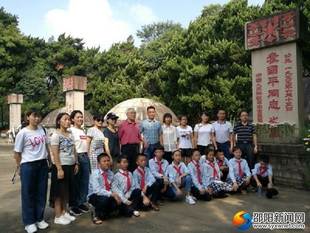 师生们和袁振威将军合影