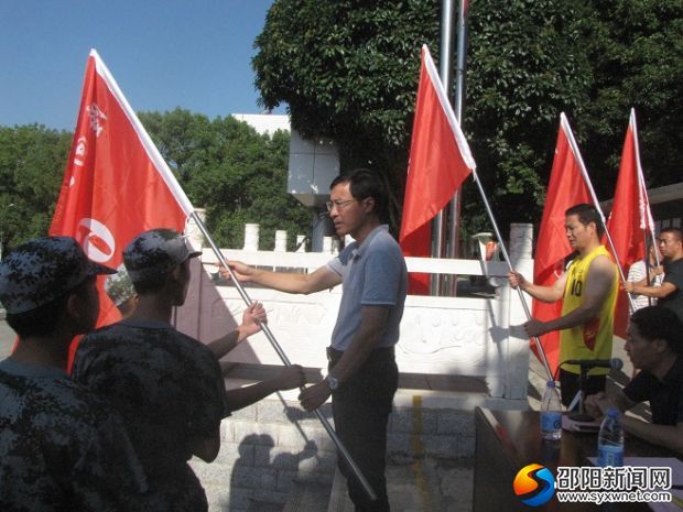 校长卢小军授旗