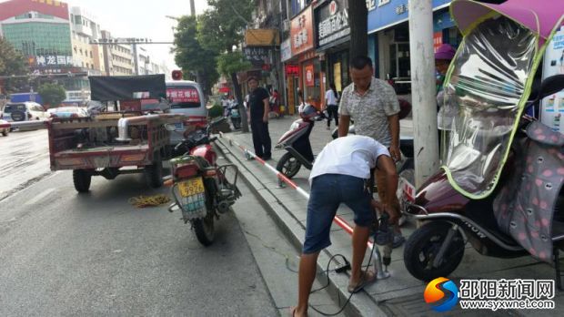 工人正在更换摩托车停靠点设施