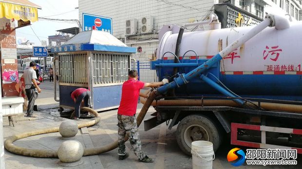 工作人员正在疏通堵塞下水道