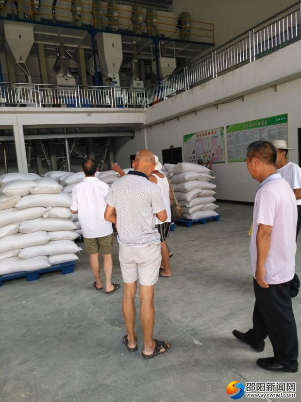 隆回县商务局为退休老党员送“精神食粮”_副本