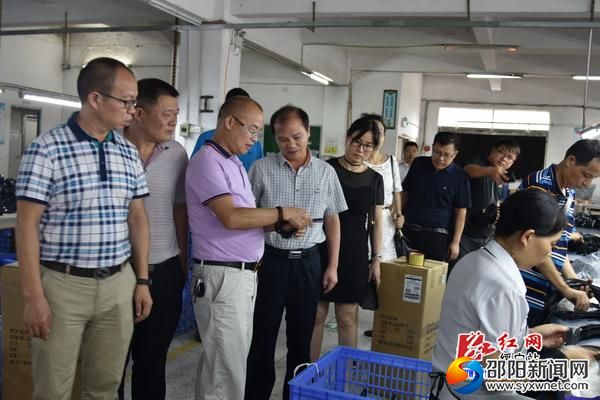 县领导及相关部门负责人一行在东莞绥宁商会负责人的陪同下考察企业。