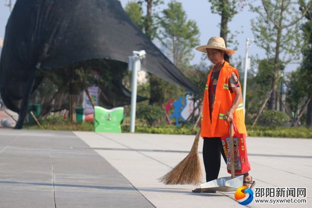 何运华在清扫垃圾