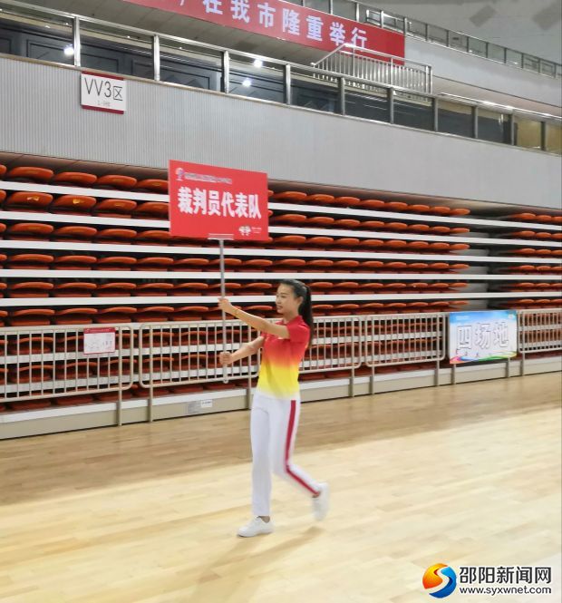 举牌志愿者现场进行操排