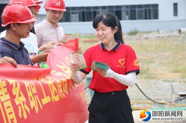 向一线职工发放防暑手册