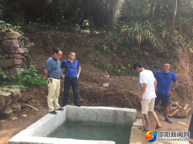 刘文杰一行到水井处查看水质水量 (2)
