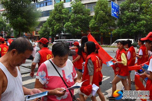 发放资料组给行人发宣传资料