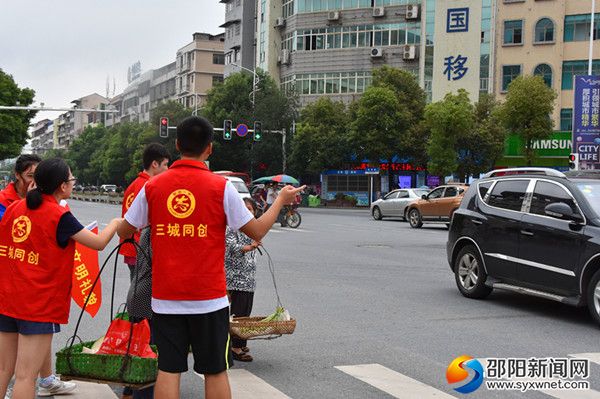 文明劝导撞红灯的买菜老人